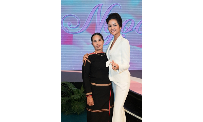 Mẹ đến ủng hộ Hoa hậu H'Hen Niê lần đầu làm MC